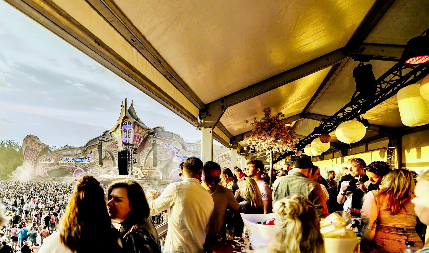 Strefa VIP na piętrze hali namiotowej z widokiem na scenę festiwalową